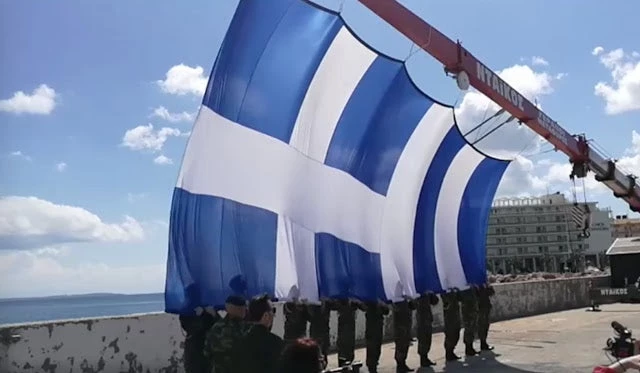Χίος: Ρίγος! Έπαρση της μεγάλης σημαίας για την 25η Μαρτίου (βίντεο)